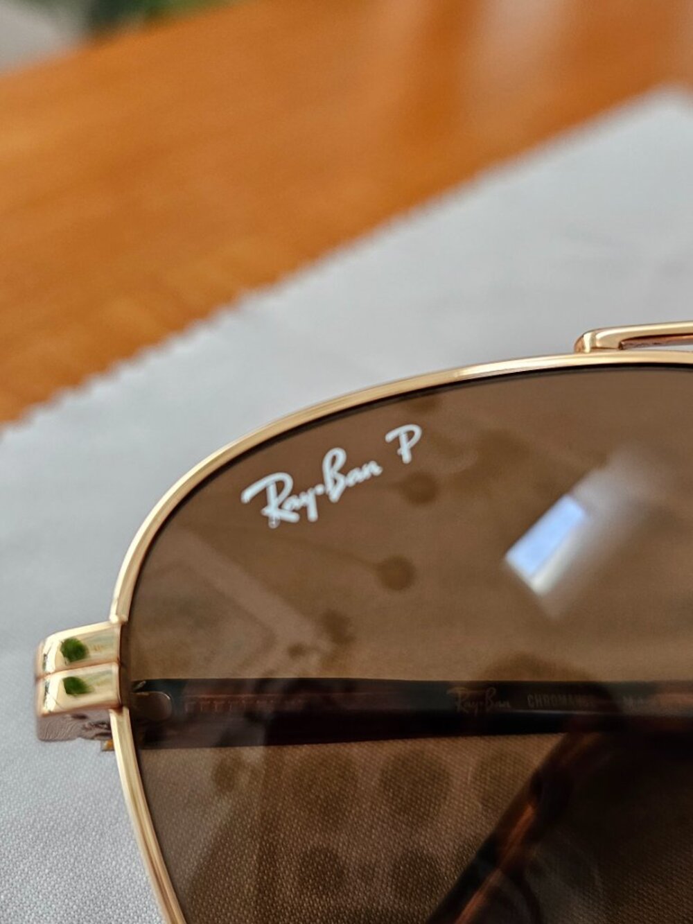 Unisex Ray-Ban Polarized Gold Frame Sunglasses With Chromatic Lenses - Picture 3 of 15